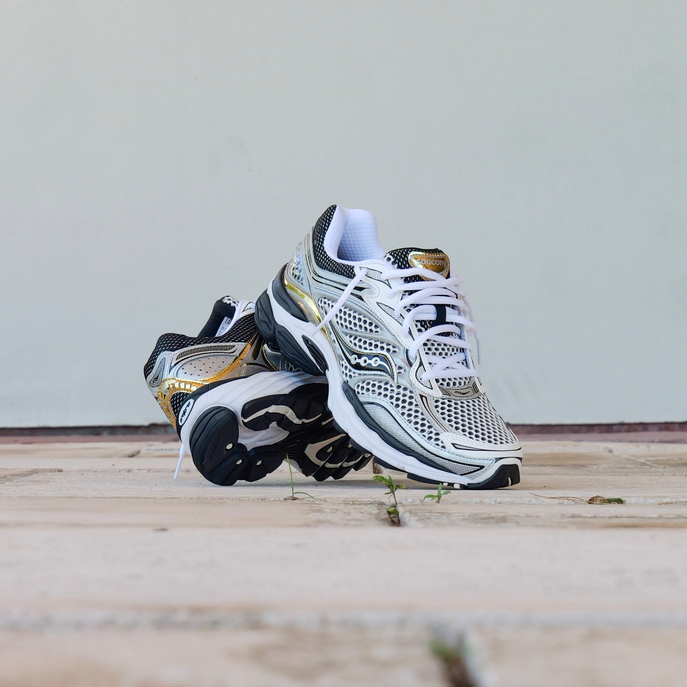 Mens Saucony ProGrid Omni 9 (Silver/Gold)
