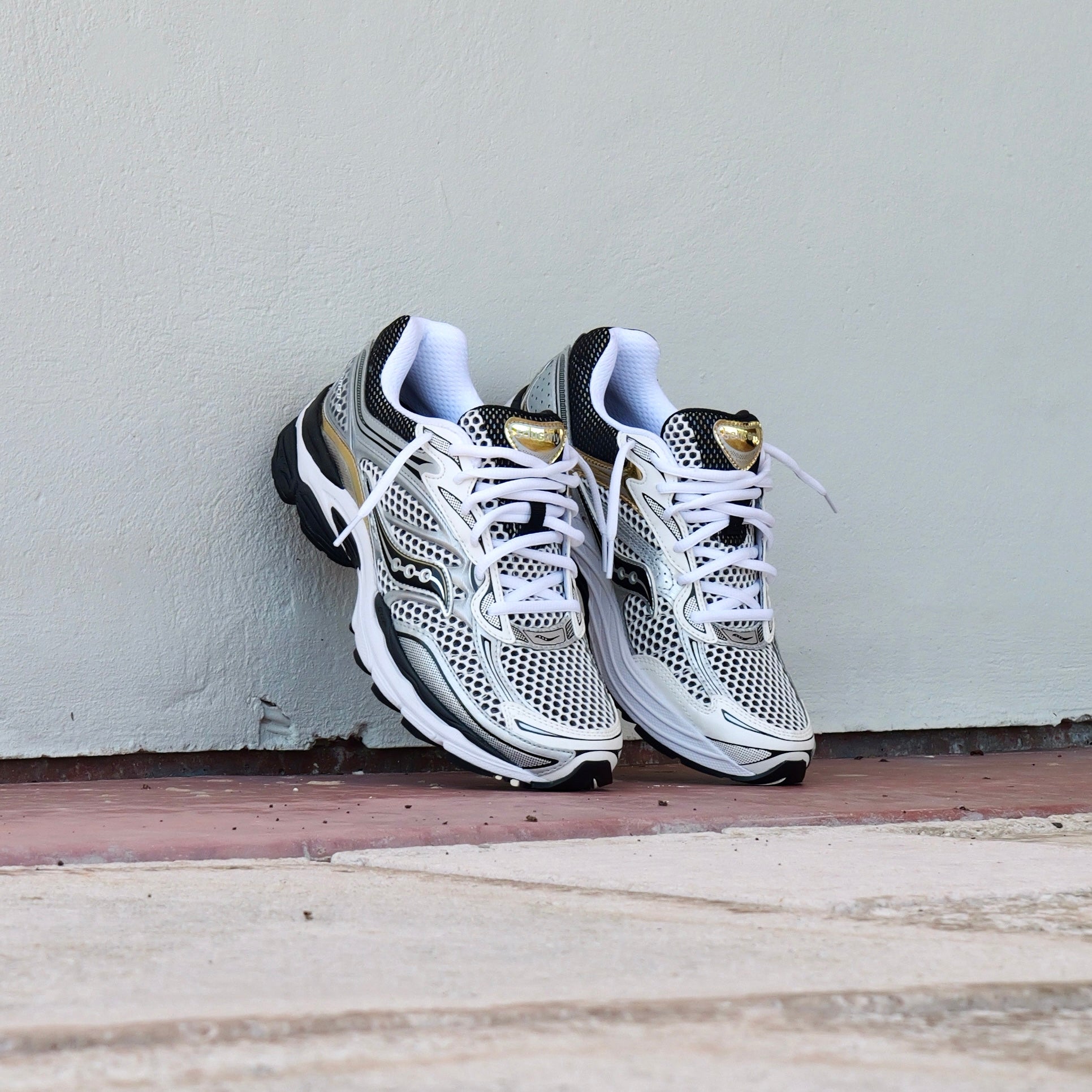 Mens Saucony ProGrid Omni 9 (Silver/Gold)