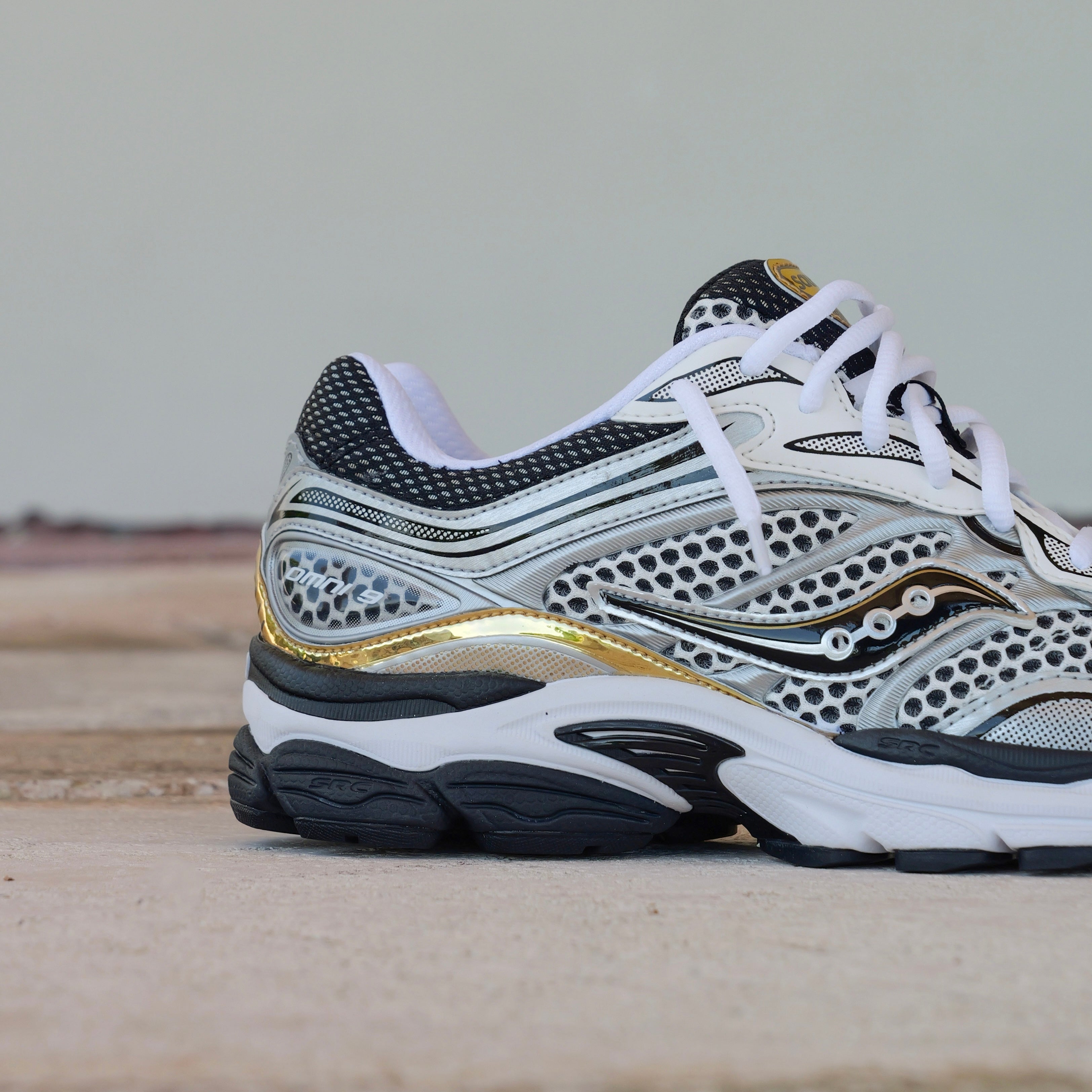 Mens Saucony ProGrid Omni 9 (Silver/Gold)