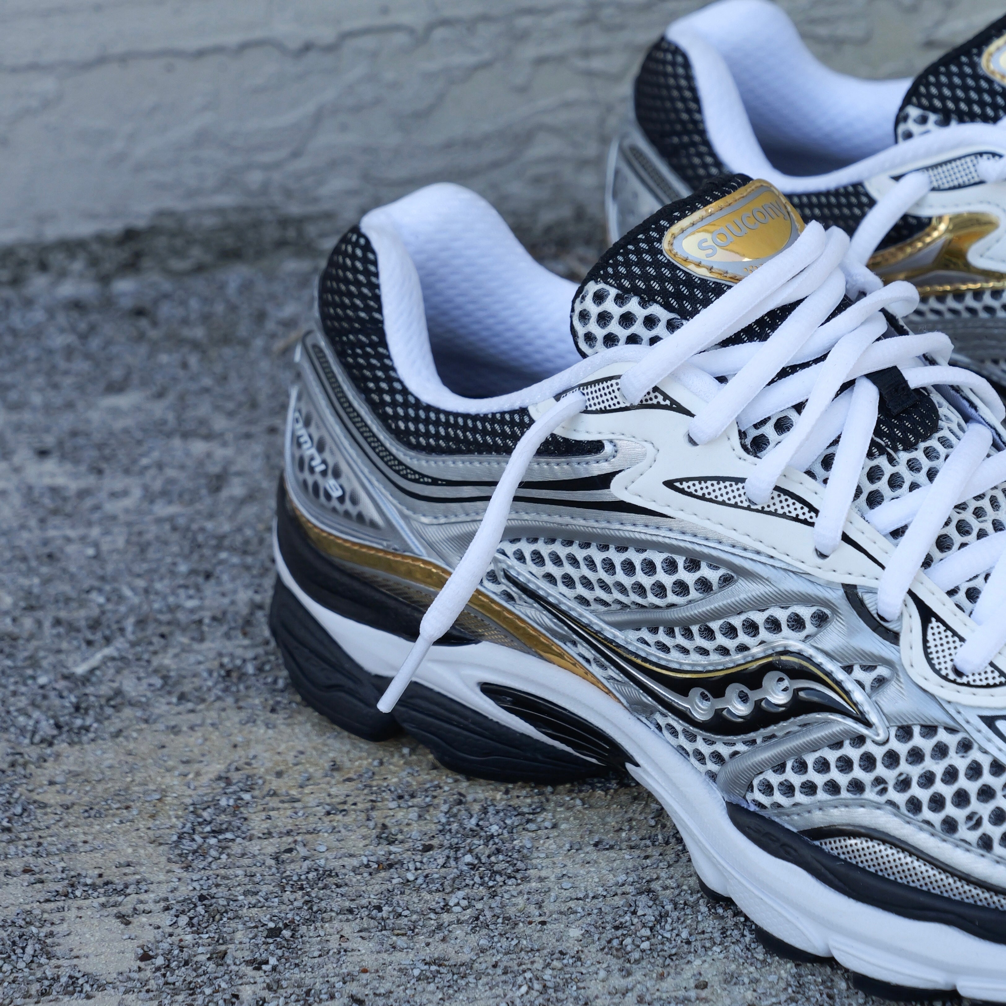 Mens Saucony ProGrid Omni 9 (Silver/Gold)