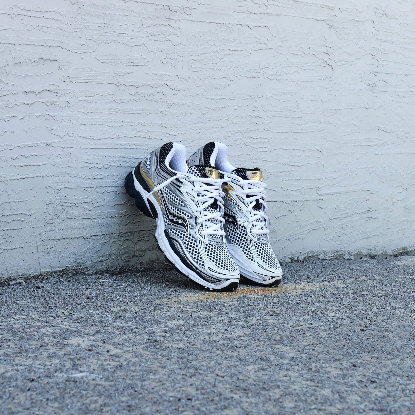 Mens Saucony ProGrid Omni 9 (Silver/Gold)