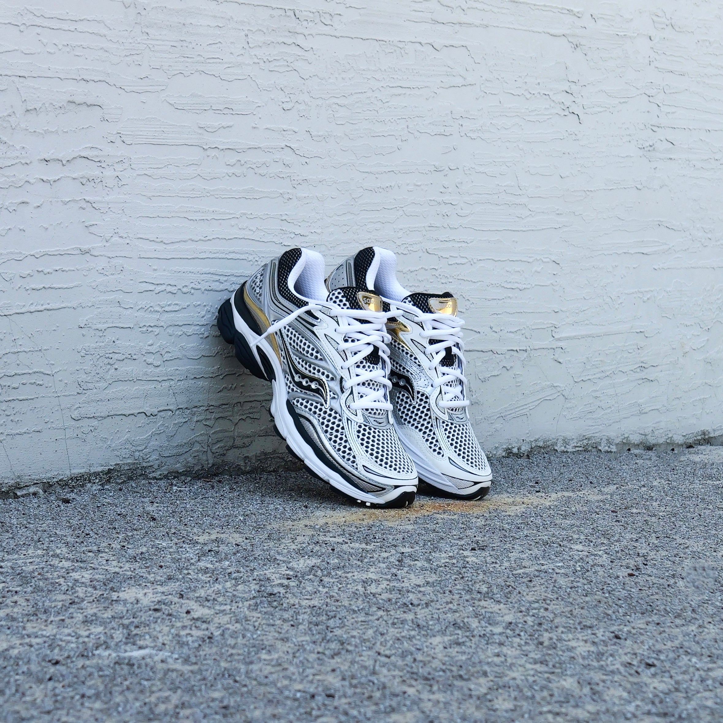Mens Saucony ProGrid Omni 9 (Silver/Gold)